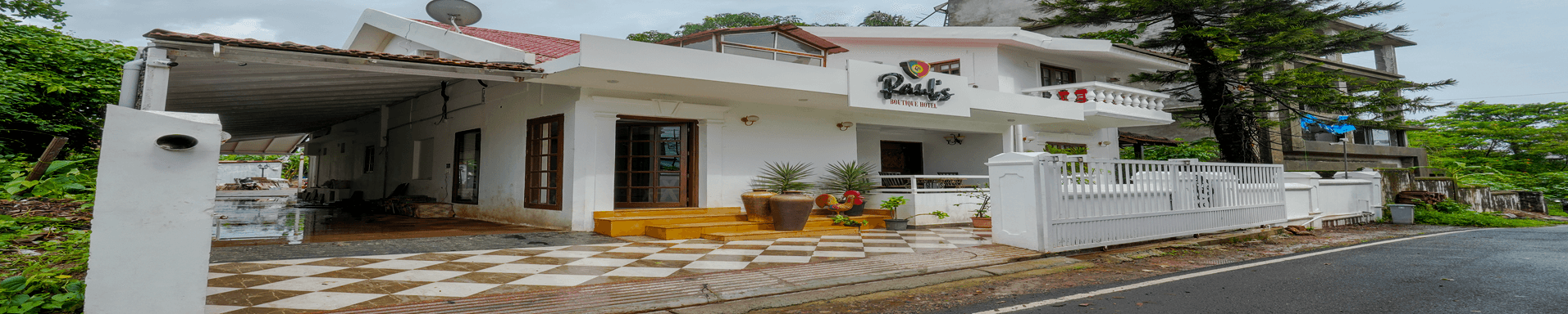 About LuxeStay